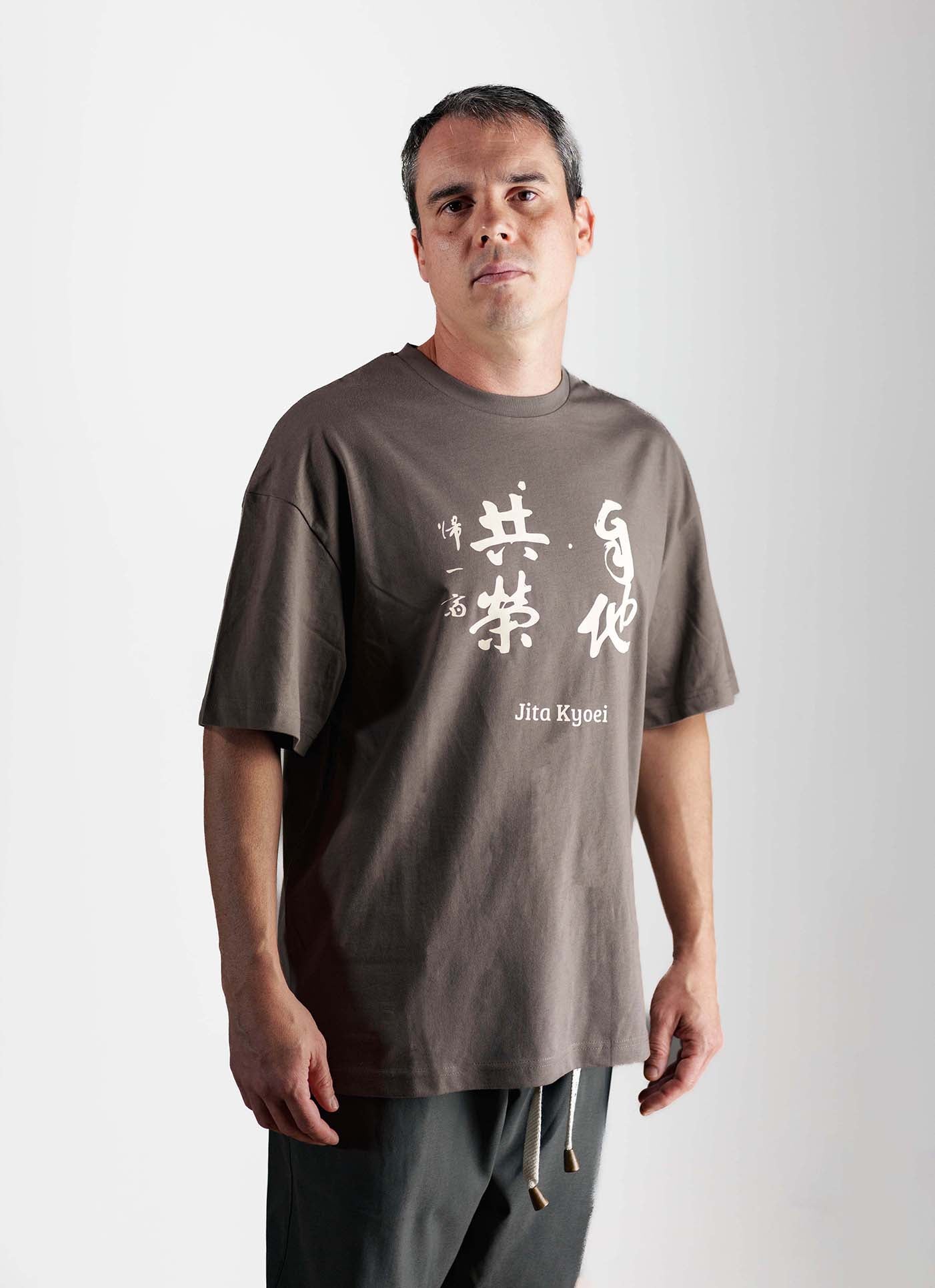 camiseta kanji jita kyoei oversize
