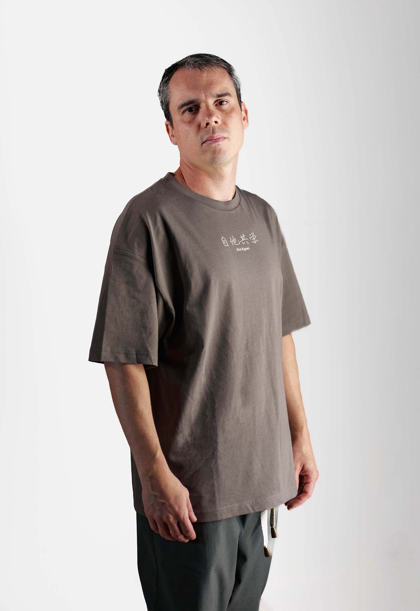 camiseta jita kyoei oversize
